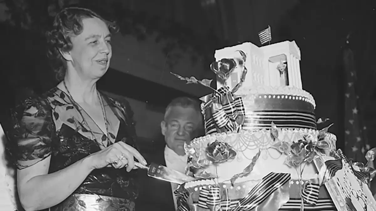 Eleanor Roosevelt cutting large cake