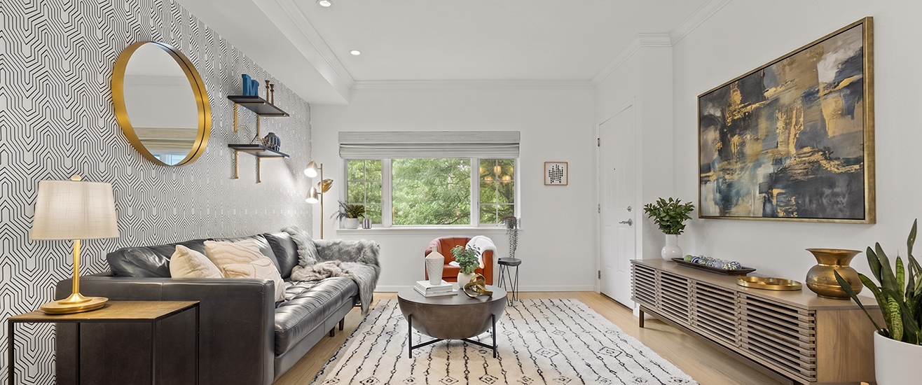 346 E 7th St